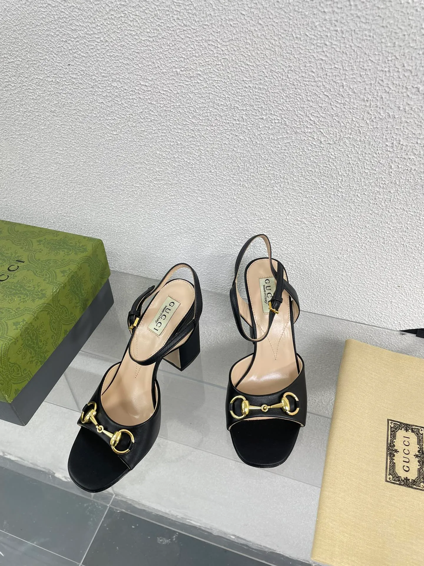 👟👟Ex-factory price 520👟👟 Classic Gucci sandals 💰 Popular 🔥 single product brown, upper made of lambskin, classic logo💪 Exquisite double G diamond buckle hardware, Italian imported genuine leather outsole💯 Sheepskin lining, feet, classic hardware buckle, original custom code number: 35 36 37 38 39 40 41 42 (order 40 41 42) with original packaging